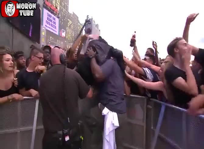 Video :Travis Scott encourages the audience to murder a man for stealing a shoe!